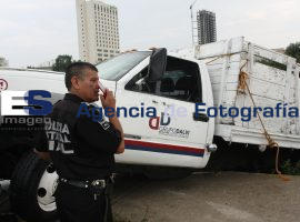 Vuelca camioneta de redilas en puente del río Atoyac - ES imagen agencia de fotografía