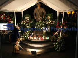 Colocan ofrendas al monumento a Capulina - ES imagen agencia de fotografía