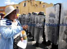Granaderos Disuelven la Manifestación de Defraudados - ES imagen agencia de fotografía