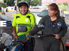 Aumenta precio de la gasolina - ES imagen agencia de fotografía