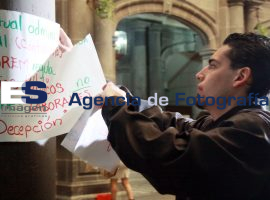 Quitan carteles del Sindicato del Ayuntamiento en Palacio Municipal - ES imagen agencia de fotografía