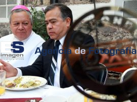 Redondeo OXXO entrega cheque a Cáritas - ES imagen agencia de fotografía
