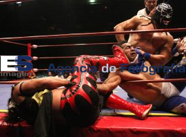 Sangre Azteca, Valiente y Panther se lucen en la semi estelar - ES imagen agencia de fotografía