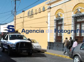 Impiden entrada a trabajadores de Orfis a las Oficinas - ES imagen agencia de fotografía