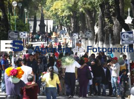 Poblanos visitan a sus difuntos en visperas de todos santos - ES imagen agencia de fotografía
