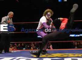 Lucha estelar de la Arena Puebla - ES imagen agencia de fotografía