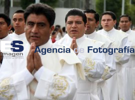 Ordena Víctor Espinoza a 12 sacerdotes y 18 diáconos - ES imagen agencia de fotografía