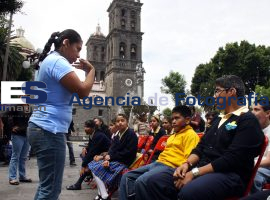 Estudiantes sordos toman clases en el zócalo debido a la falta de inmuebleEstudiantes sordost oman clases en el zócalo debido a - ES imagen agencia de fotografía