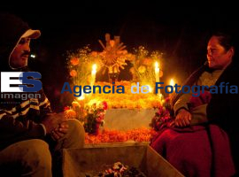 Velada de día de muertos en Tlacotepec - ES imagen agencia de fotografía