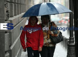 Sacude a la ciudad pequeña lluvia - ES imagen agencia de fotografía
