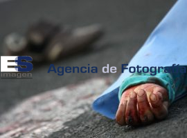 Mujer se arroja de camión en movimiento y muere en la forjadores - ES imagen agencia de fotografía