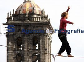 Acróbatas realizan espectáculo en el Centro Histórico - ES imagen agencia de fotografía