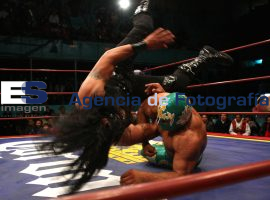 Rudos ganan la batalla preestelar en la Arena Puebla - ES imagen agencia de fotografía