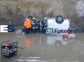Cae camioneta 10 metros en obra del Viaducto Zaragoza - ES imagen agencia de fotografía