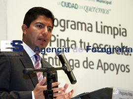 Entrega de Cheques Pinta y Limpia tu Escuela - ES imagen agencia de fotografía