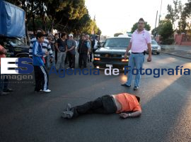 Persona en motocicleta muerta en accidente vial  - ES imagen agencia de fotografía