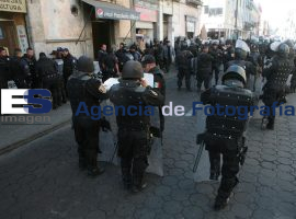 Policía Estatal bloque las calles aledañas al Congreso mientras  - ES imagen agencia de fotografía