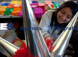 Elaboración de Piñatas  - ES imagen agencia de fotografía