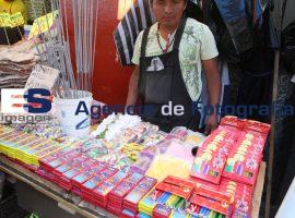 Venta de luces y bengalas en mercados - ES imagen agencia de fotografía