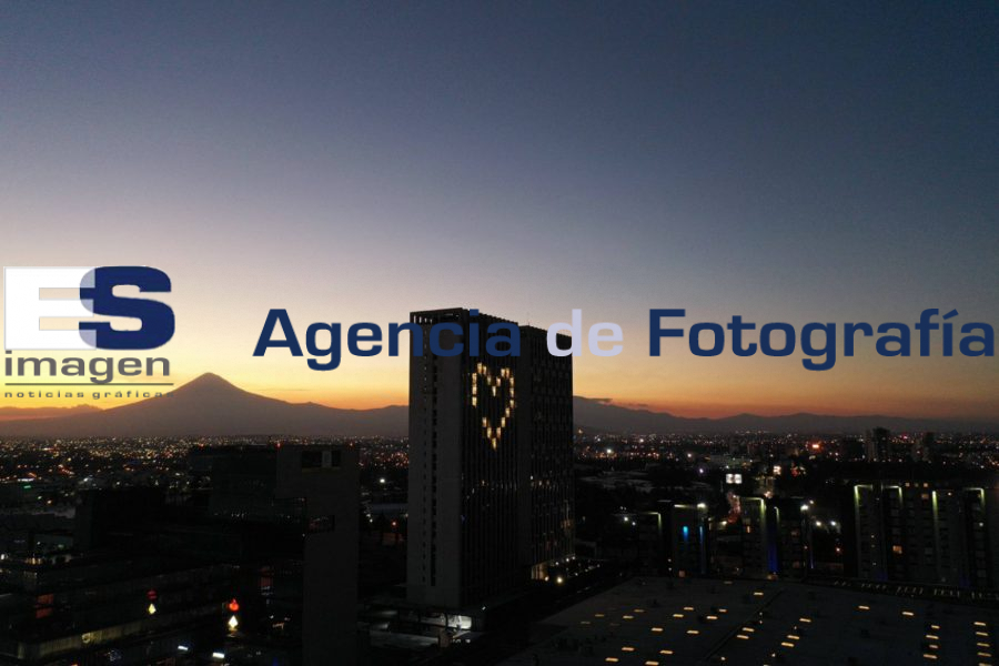 Edificio de Angelópolis ilumina un corazón - Agencia de Fotografía ES