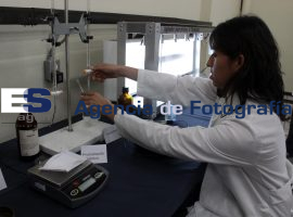 Fabricacion Gel Antibacterial - ES imagen agencia de fotografía