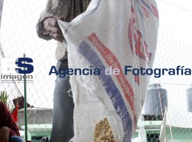 Trueque en Tepeojuma - ES imagen agencia de fotografía