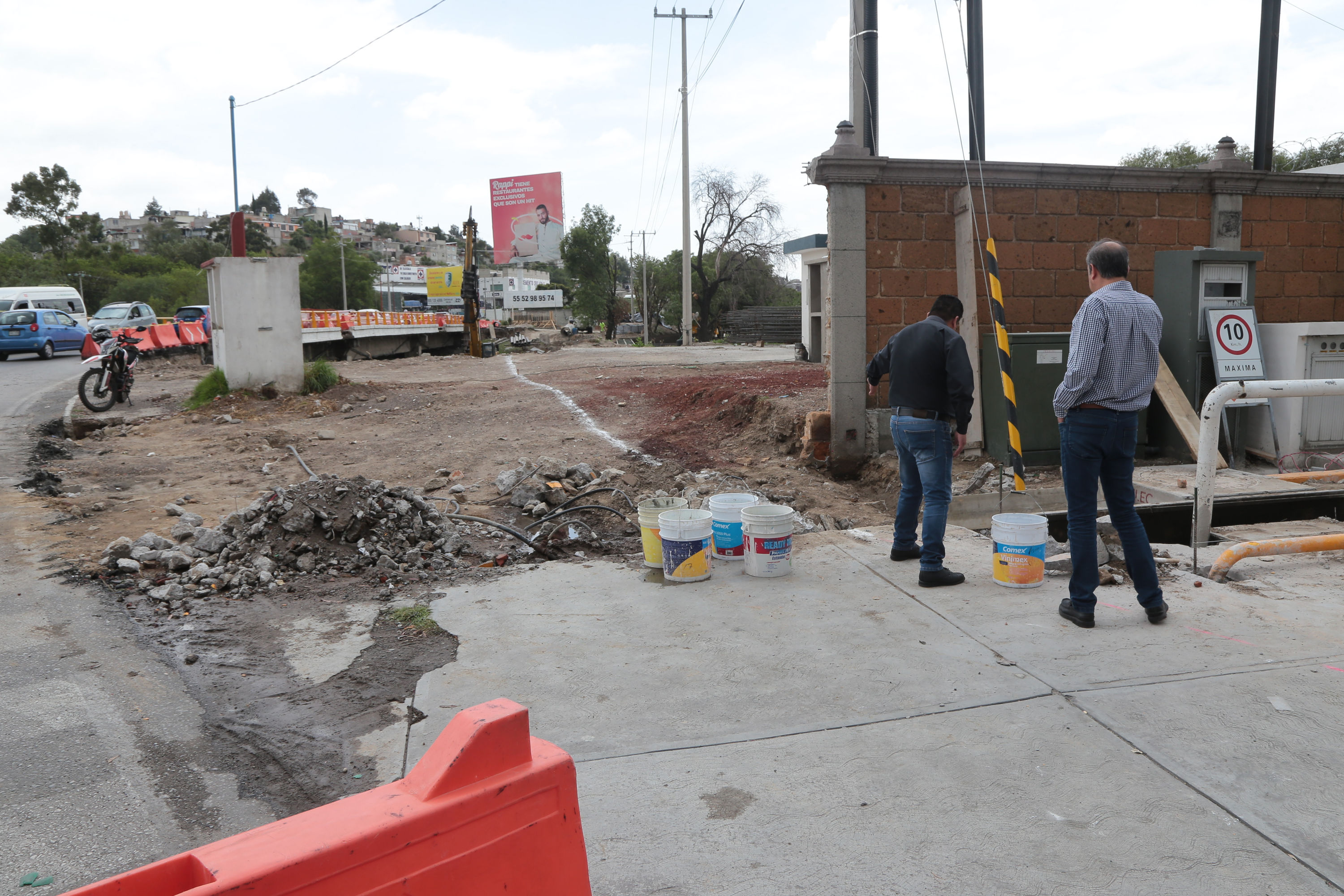 Alinean carretera por construcción de puente en 