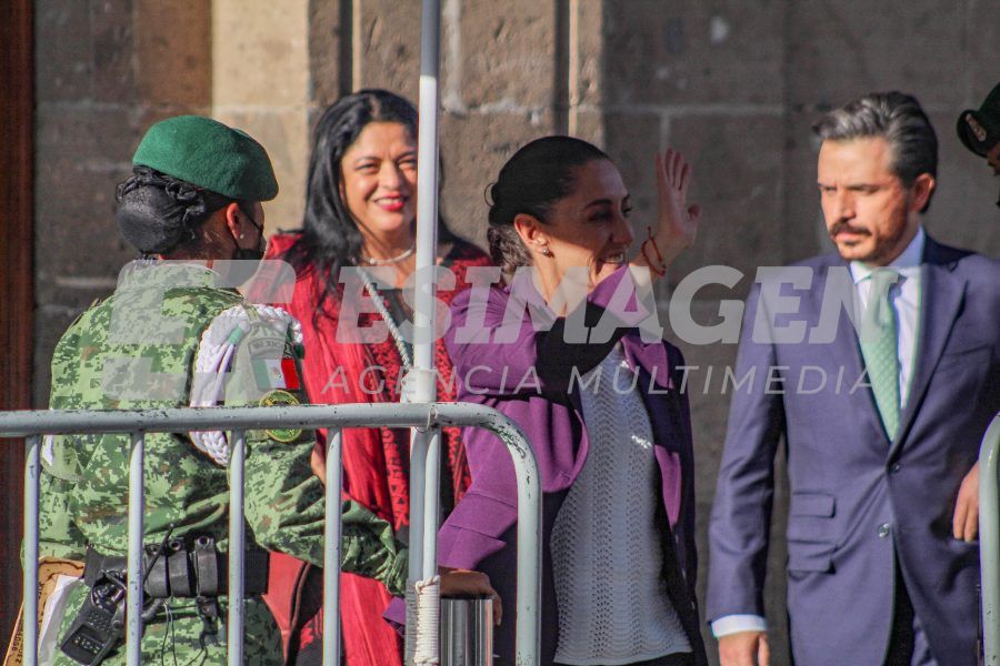 Llegadas al 4to informe de gobierno. Agencia de Fotografía Es Imagen