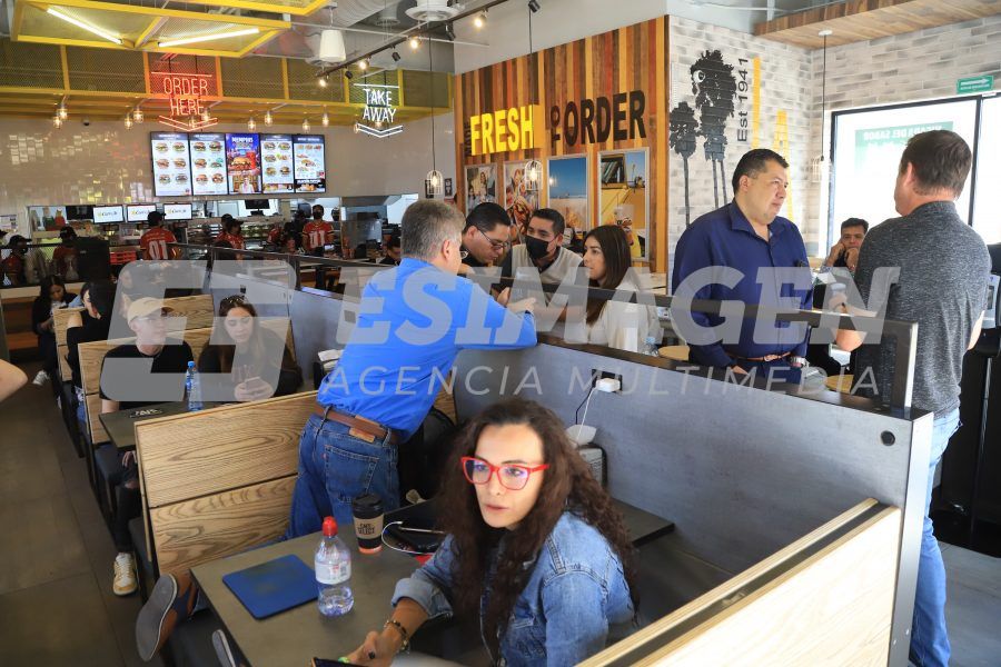 Apertura De Carls Jr En Pabellón Serdán Agencia De Fotografía Es Imagen