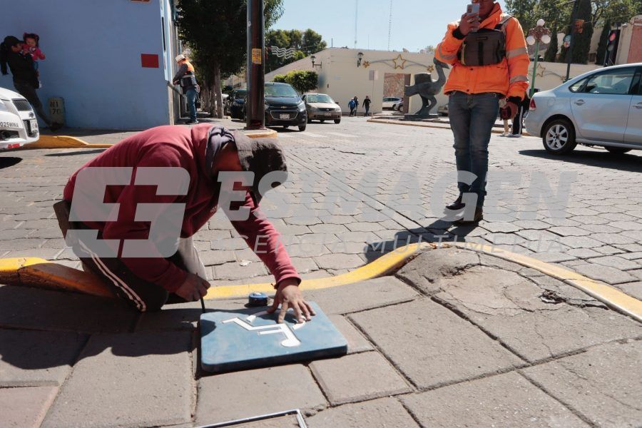 Colocan placas de señalización para personas en silla de ruedas en el ...