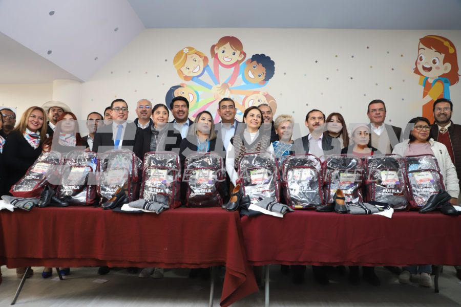 Entrega de claves escolares, uniformes y material educativo al Sistema