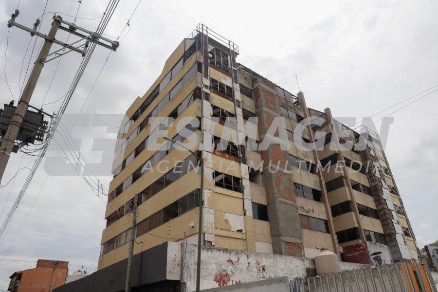 Edificio con estructura visiblemente debilitada - Agencia de Fotografía ...