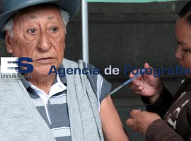 Tercera edad se vacuna contra influenza - ES imagen agencia de fotografía
