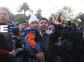 Eduardo Rivera menda cartas de niños en globo aerostatico - ES imagen agencia de fotografía