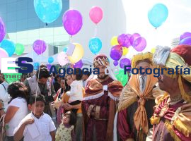 Cientos de niños sueltan globos con cartas en el CCU - ES imagen agencia de fotografía