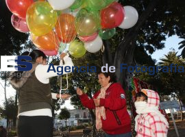 Vendedores de globos aprobechan venta de reyes. - ES imagen agencia de fotografía