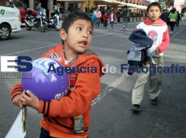Niños estrenan juguetes regalo Dia de Reyes - ES imagen agencia de fotografía
