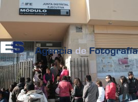 Cientos de personas tramitan credencial IFE - ES imagen agencia de fotografía