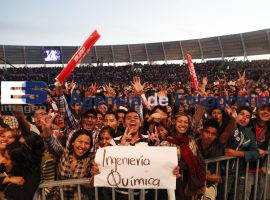 Estudiantes en la inauguración del Estadio Universitario de la B - ES imagen agencia de fotografía
