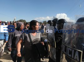 Se enfrentan paracaidistas y Policía de Tlaxcala - ES imagen agencia de fotografía