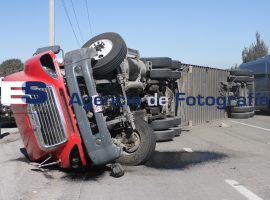 Se voltea un traier en la federal a Santana  - ES imagen agencia de fotografía