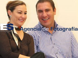 Entrega de créditos a la palabra de la mujer - ES imagen agencia de fotografía