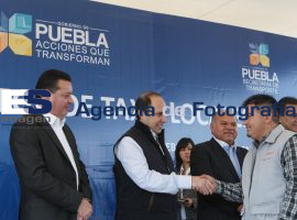 Entregan taxis locales - ES imagen agencia de fotografía