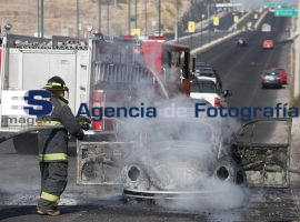 Se incendio un auto en el Periférico - ES imagen agencia de fotografía