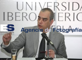 Alfredo Figueroa, consejero del IFE, en la Ibero - ES imagen agencia de fotografía