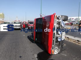 Se voltea una camioneta en periférico - ES imagen agencia de fotografía
