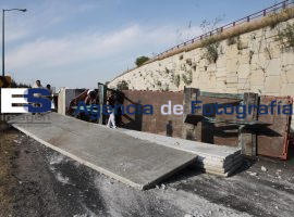 Camión de carga se voltea en Periférico - ES imagen agencia de fotografía