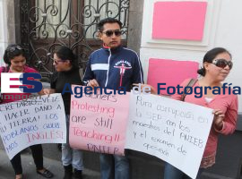 Se manifiestan maestros de ingles en Congreso - ES imagen agencia de fotografía