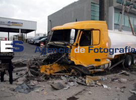 Persona muerta tras chocar e incendiar su vehículo - ES imagen agencia de fotografía