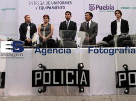 Entrega Eduardo Rivera equipo policial  - ES imagen agencia de fotografía